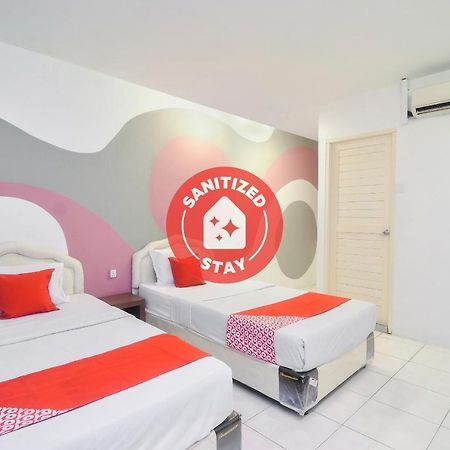 Oyo 44034 Furama Lodging House Kuching Bagian luar foto