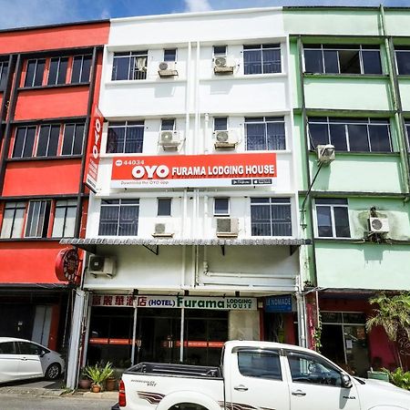 Oyo 44034 Furama Lodging House Kuching Bagian luar foto