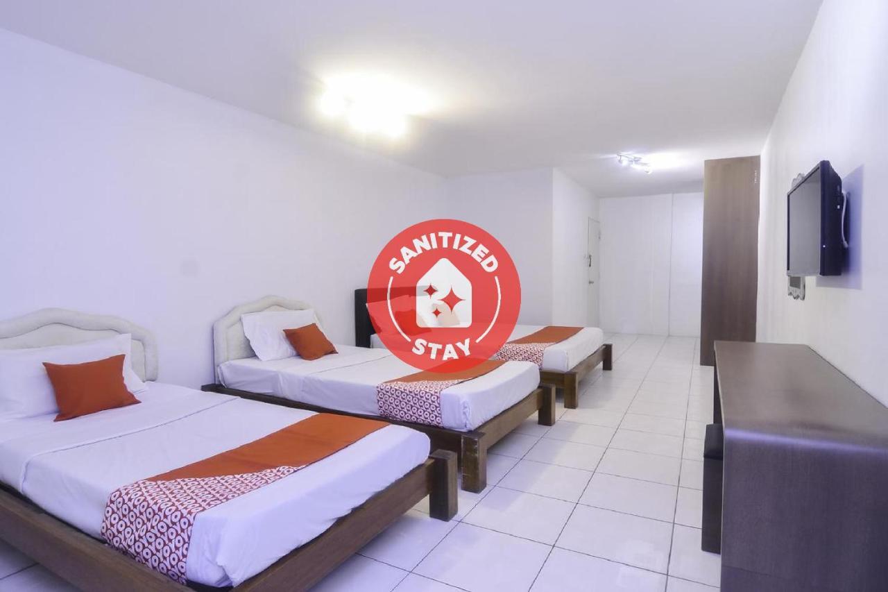 Oyo 44034 Furama Lodging House Kuching Bagian luar foto