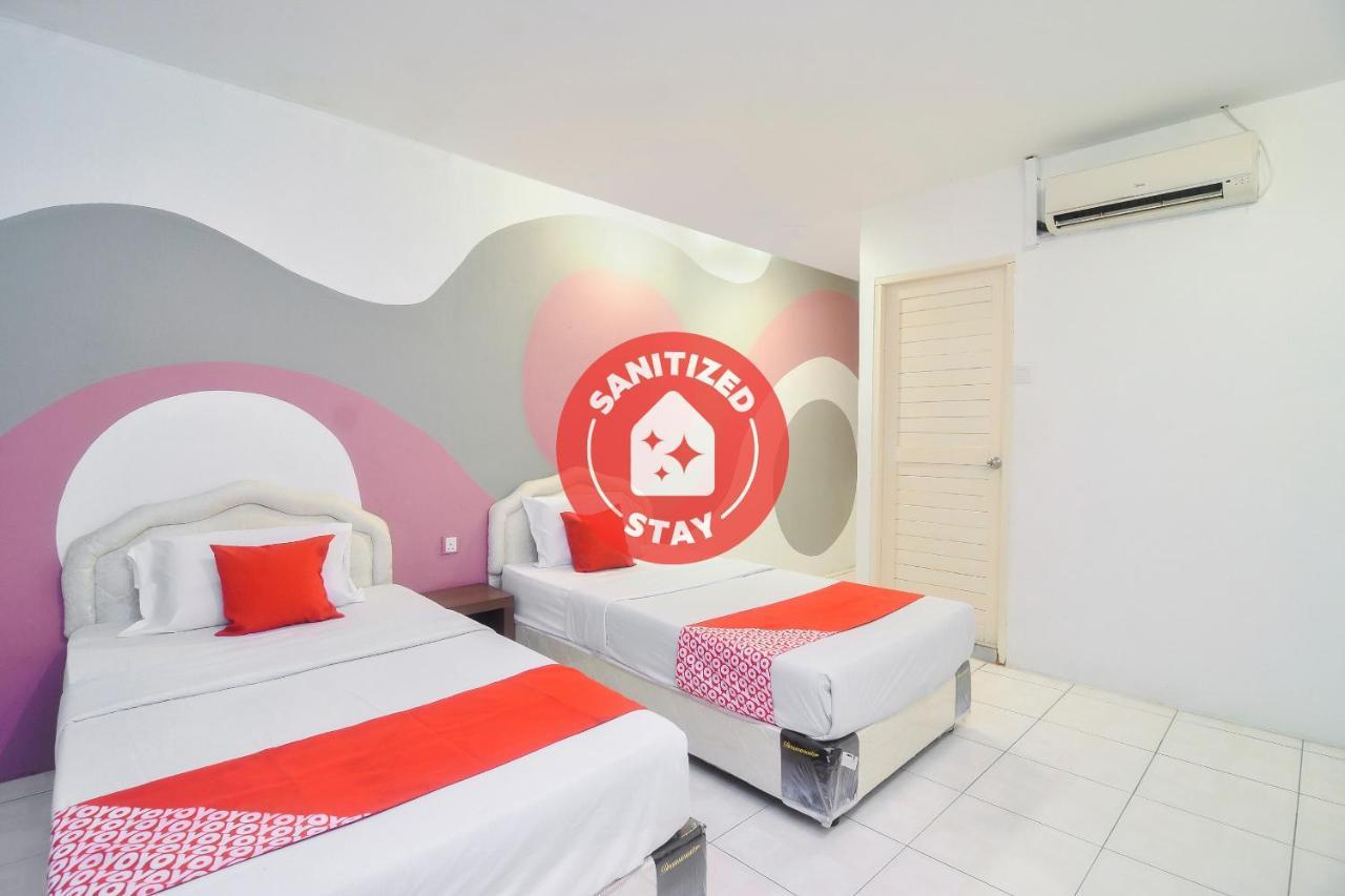Oyo 44034 Furama Lodging House Kuching Bagian luar foto