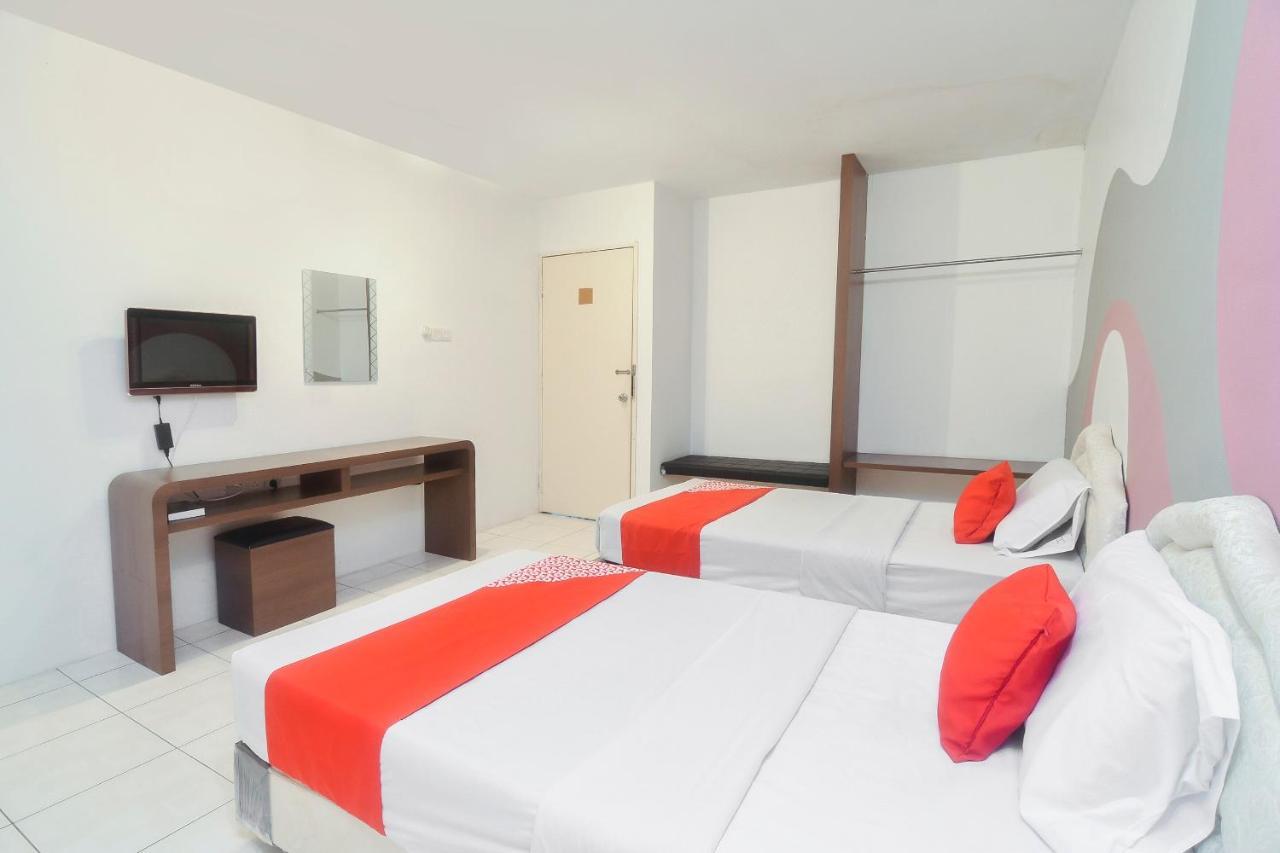 Oyo 44034 Furama Lodging House Kuching Bagian luar foto