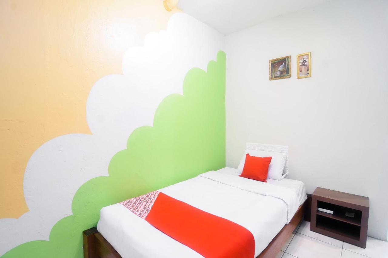 Oyo 44034 Furama Lodging House Kuching Bagian luar foto
