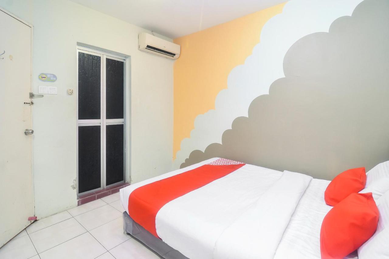Oyo 44034 Furama Lodging House Kuching Bagian luar foto