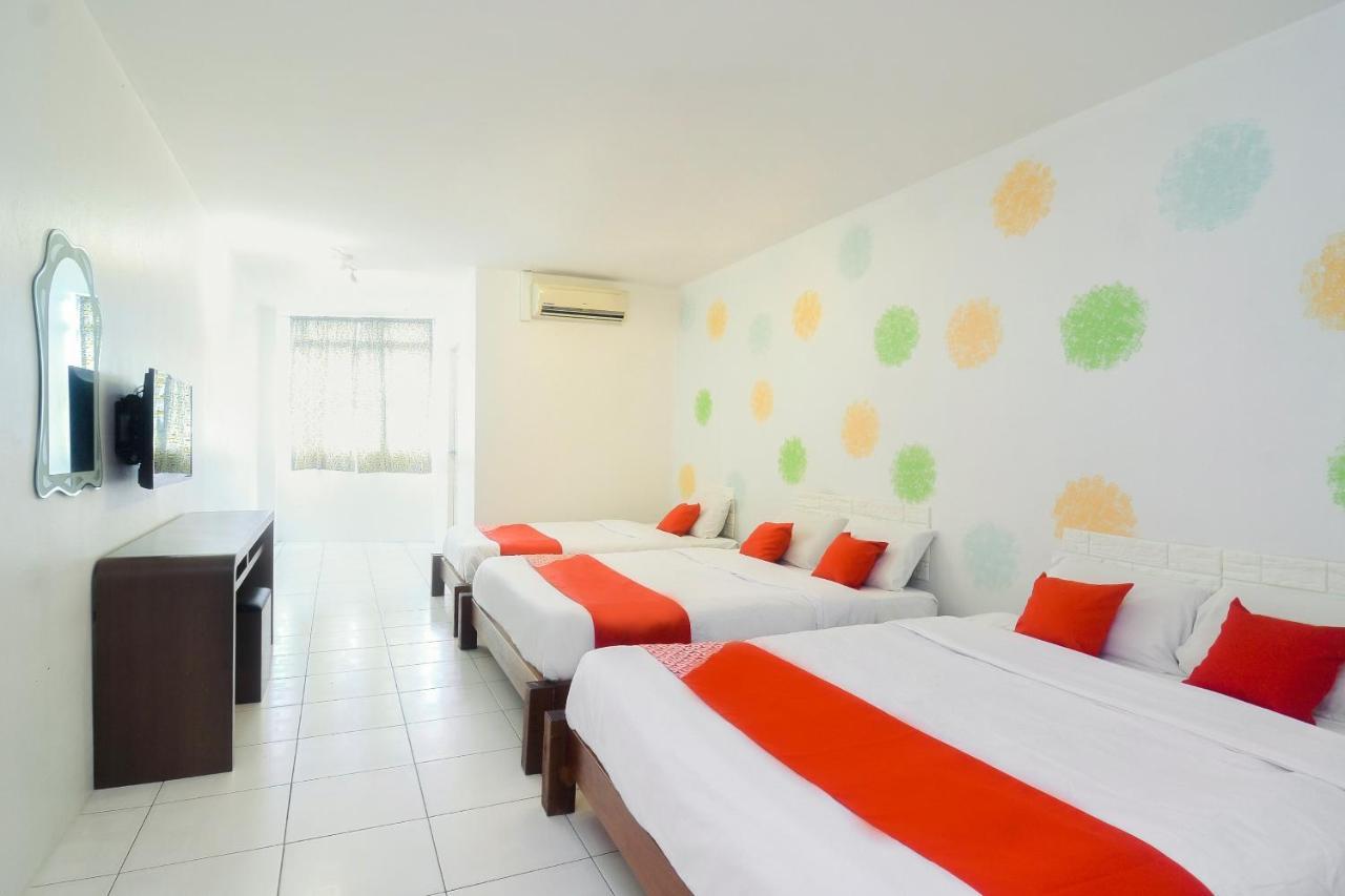 Oyo 44034 Furama Lodging House Kuching Bagian luar foto