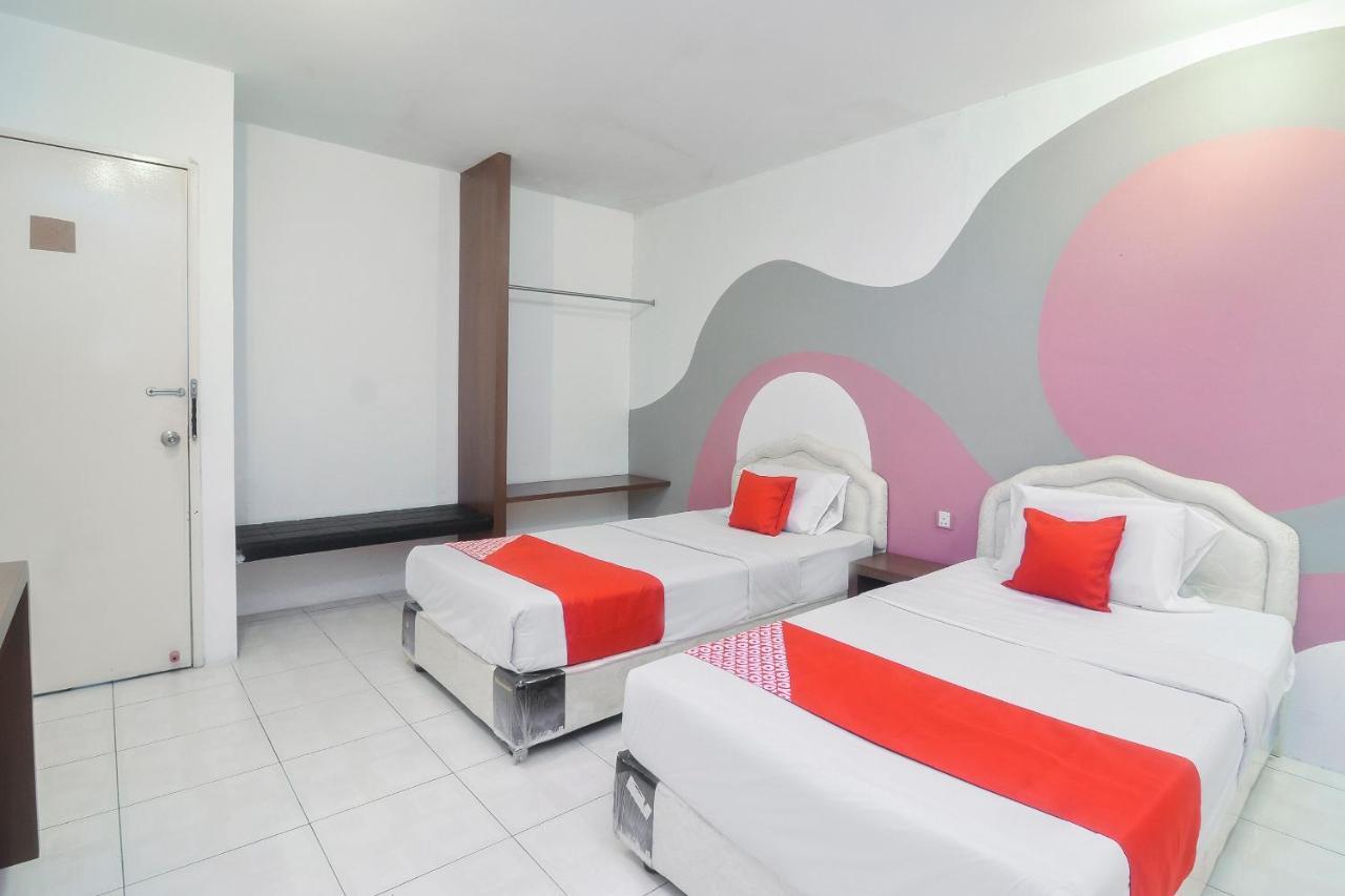 Oyo 44034 Furama Lodging House Kuching Bagian luar foto