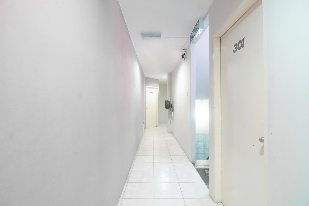 Oyo 44034 Furama Lodging House Kuching Bagian luar foto