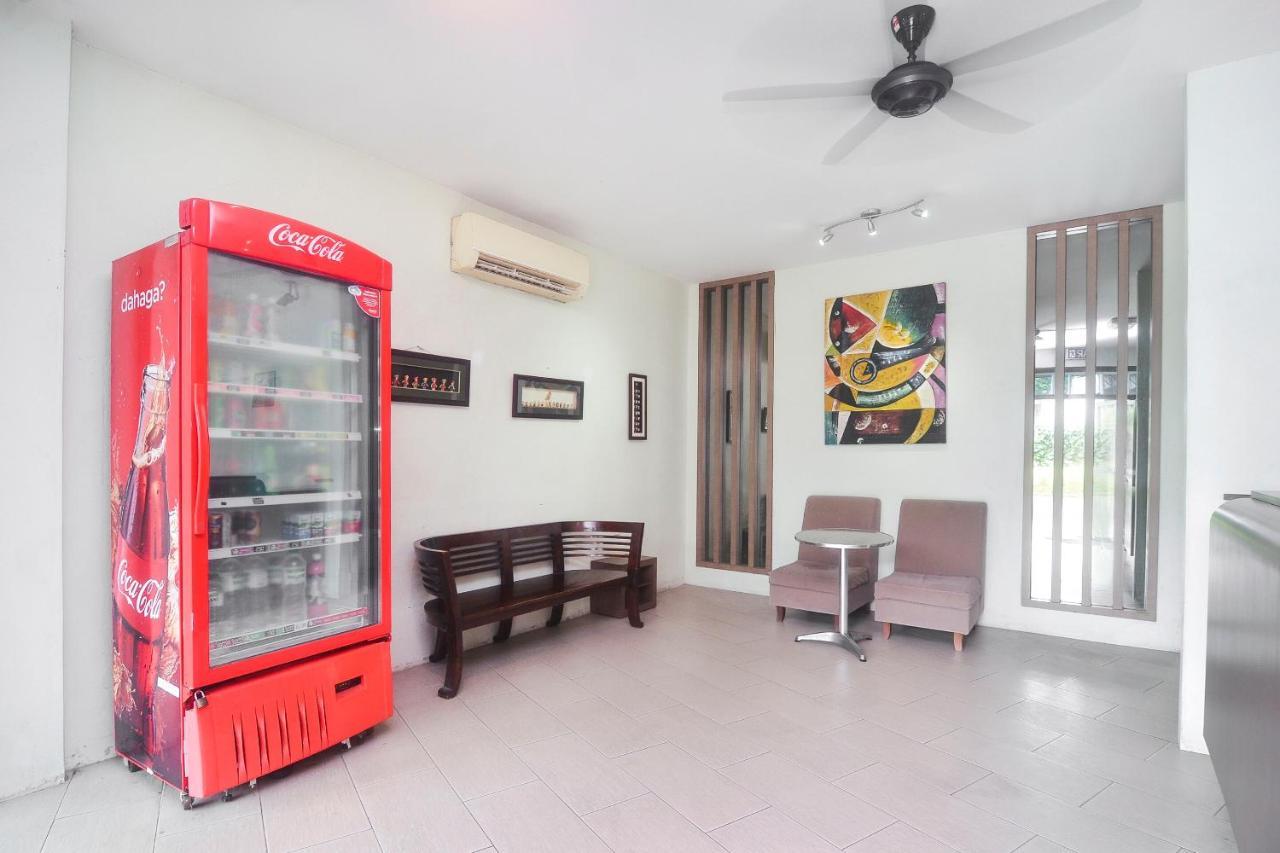 Oyo 44034 Furama Lodging House Kuching Bagian luar foto