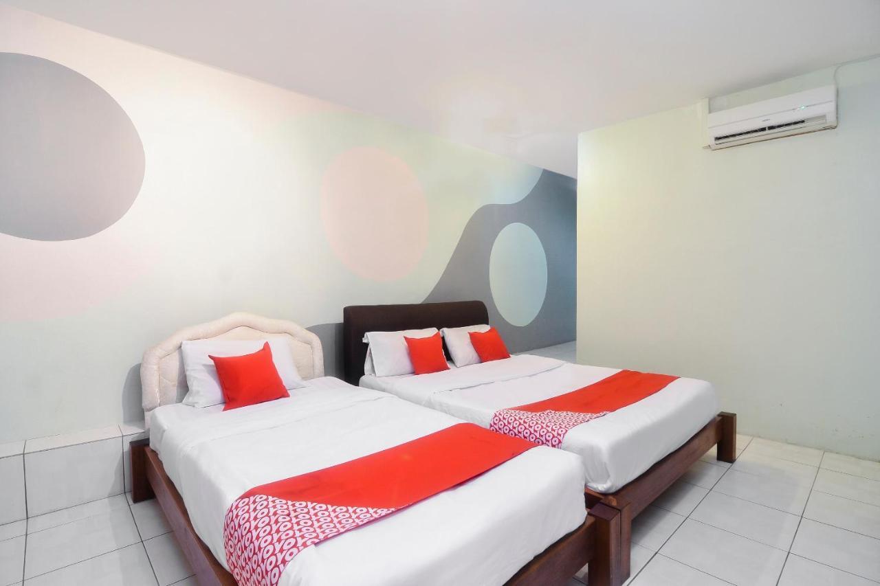 Oyo 44034 Furama Lodging House Kuching Bagian luar foto