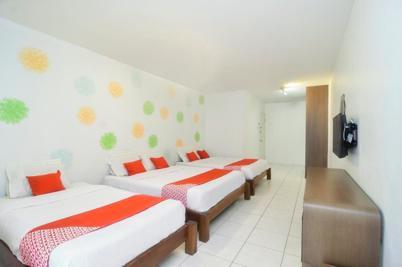 Oyo 44034 Furama Lodging House Kuching Bagian luar foto