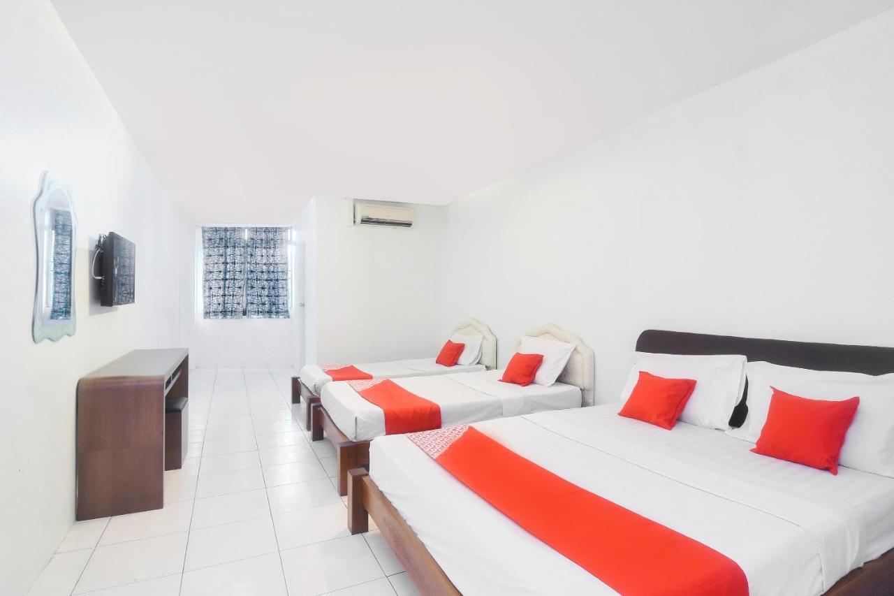 Oyo 44034 Furama Lodging House Kuching Bagian luar foto