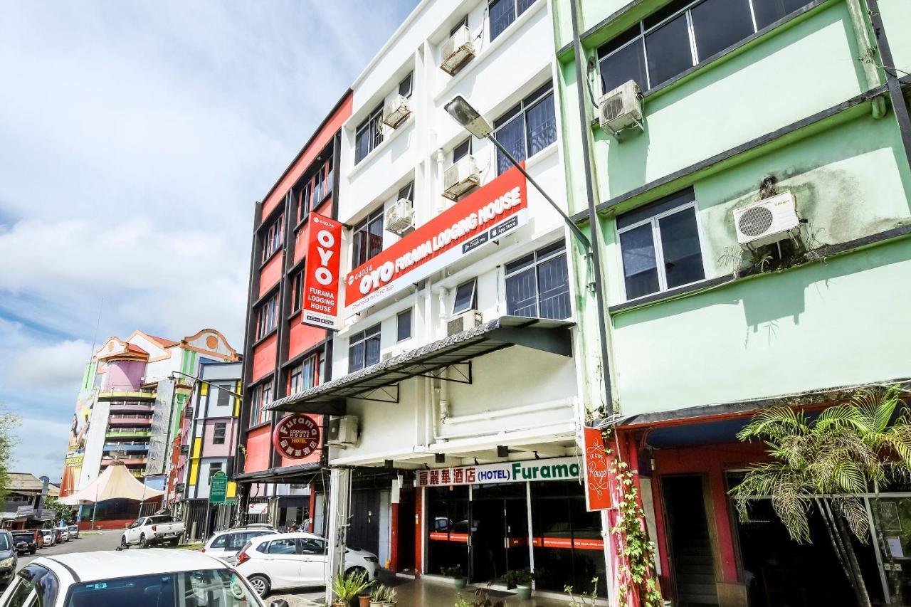 Oyo 44034 Furama Lodging House Kuching Bagian luar foto