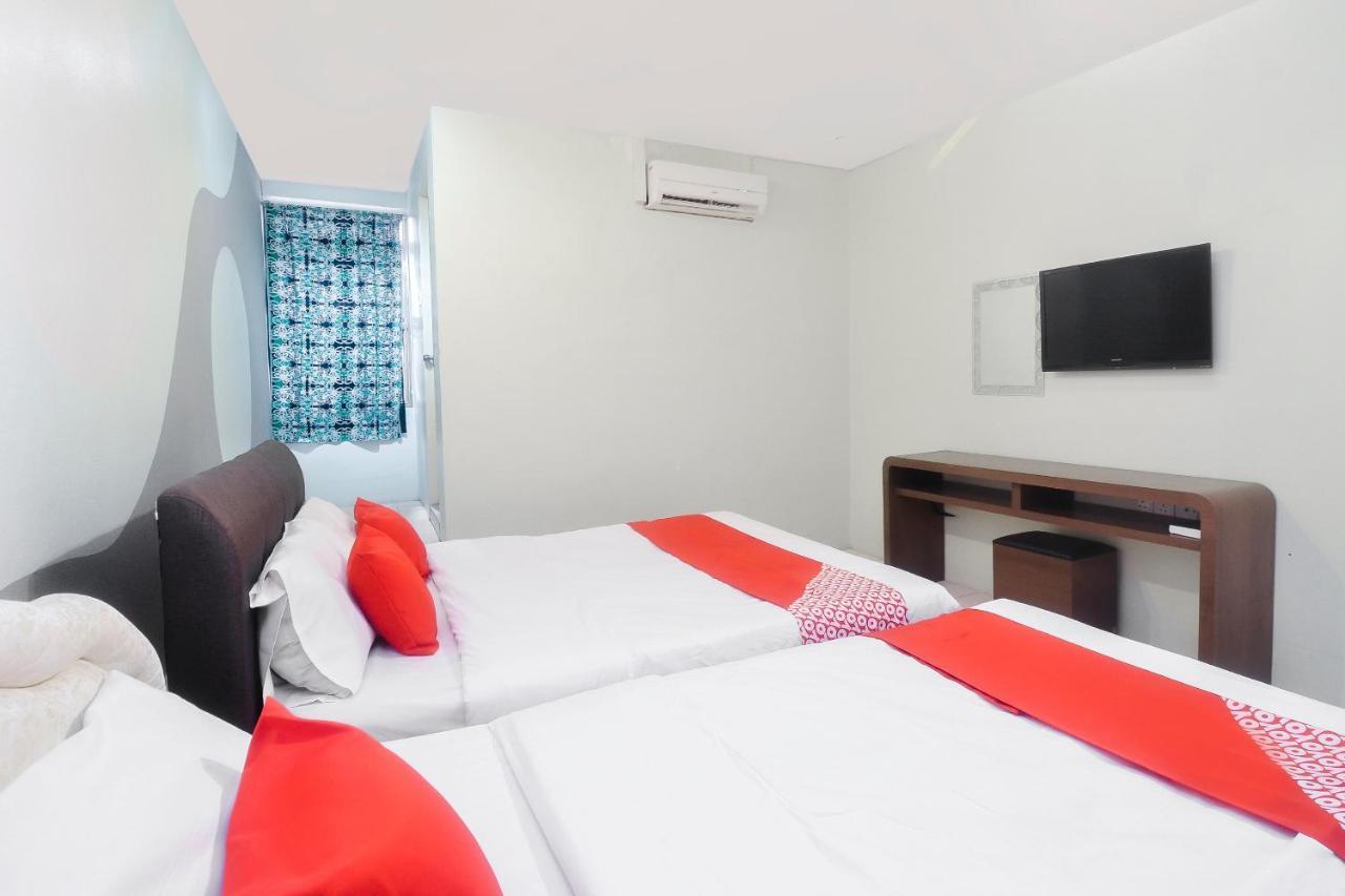 Oyo 44034 Furama Lodging House Kuching Bagian luar foto