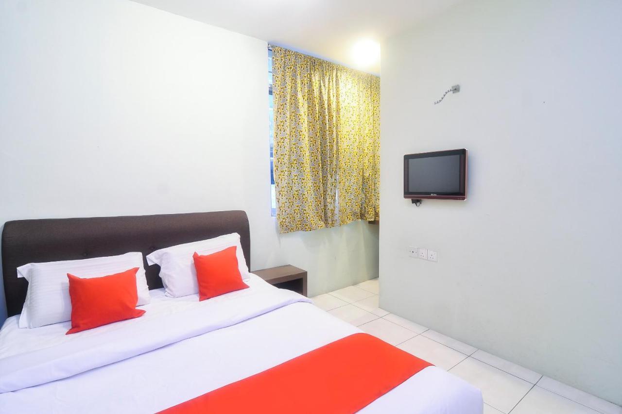 Oyo 44034 Furama Lodging House Kuching Bagian luar foto