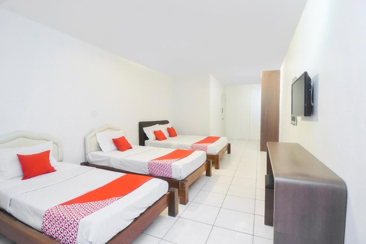 Oyo 44034 Furama Lodging House Kuching Bagian luar foto