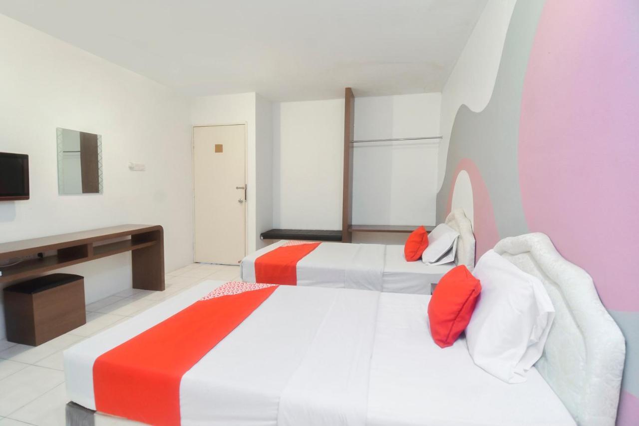 Oyo 44034 Furama Lodging House Kuching Bagian luar foto