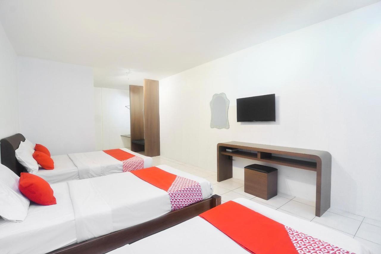 Oyo 44034 Furama Lodging House Kuching Bagian luar foto