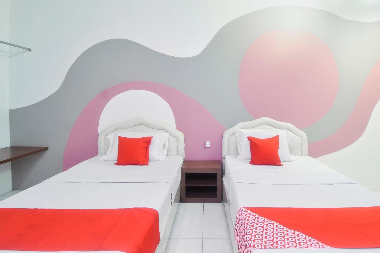 Oyo 44034 Furama Lodging House Kuching Bagian luar foto