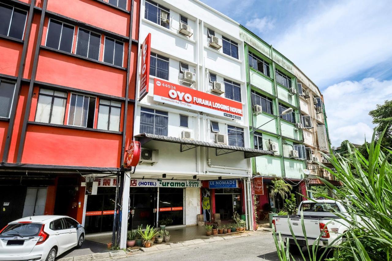 Oyo 44034 Furama Lodging House Kuching Bagian luar foto