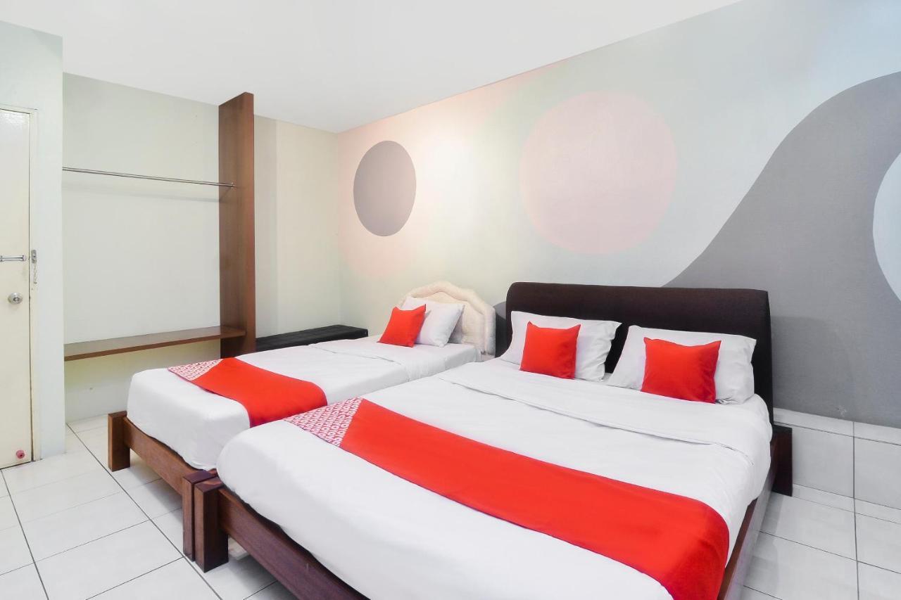 Oyo 44034 Furama Lodging House Kuching Bagian luar foto