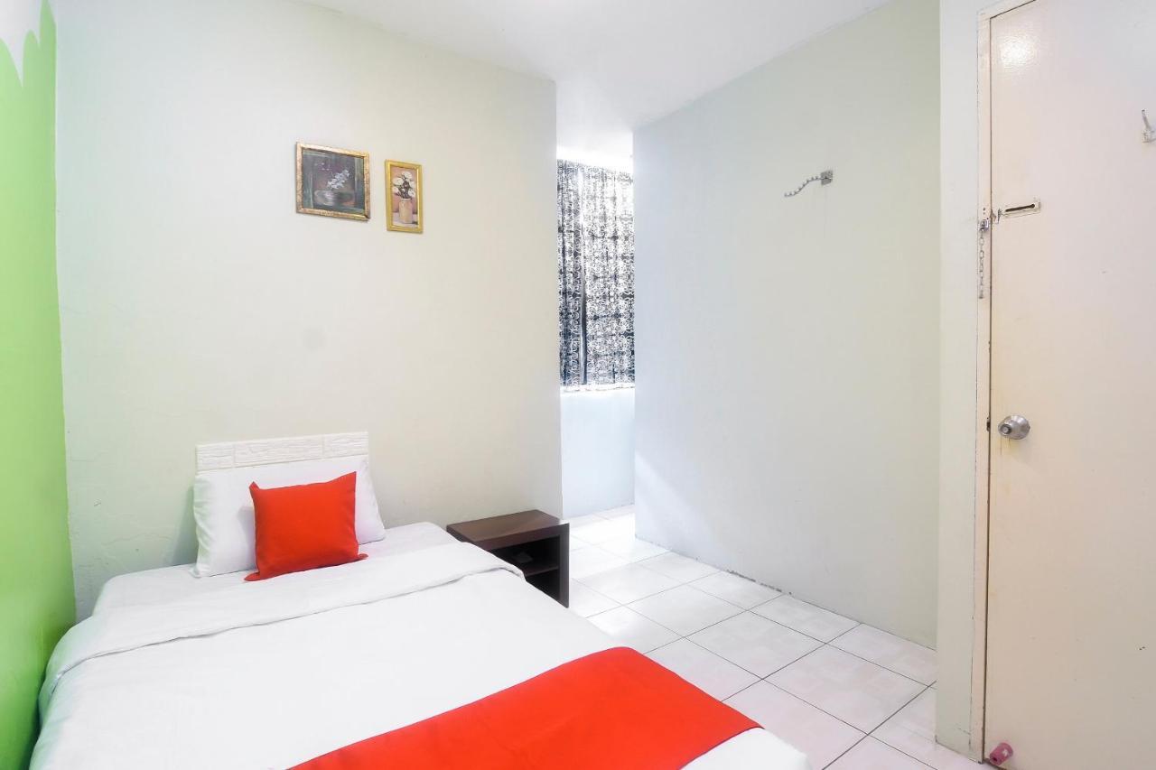 Oyo 44034 Furama Lodging House Kuching Bagian luar foto
