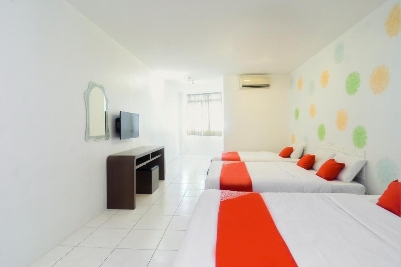 Oyo 44034 Furama Lodging House Kuching Bagian luar foto