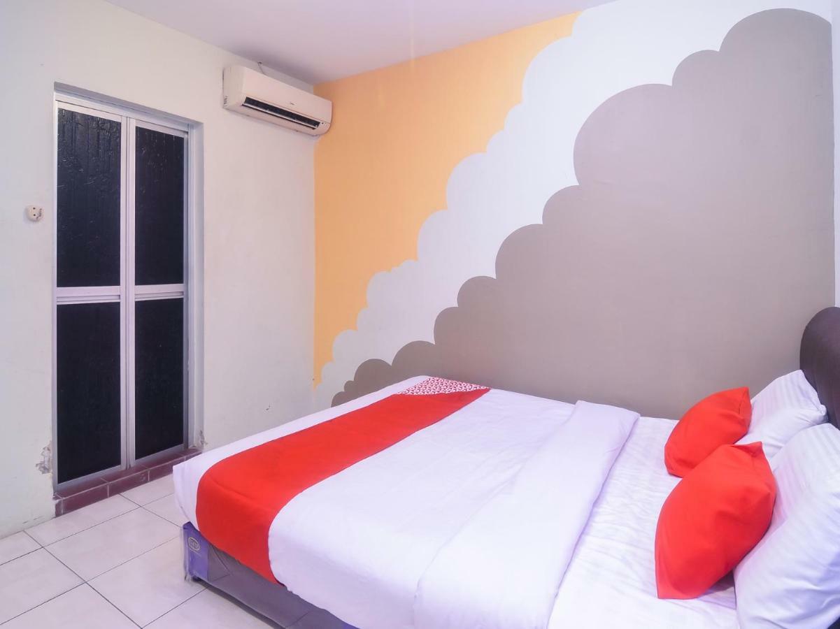 Oyo 44034 Furama Lodging House Kuching Bagian luar foto