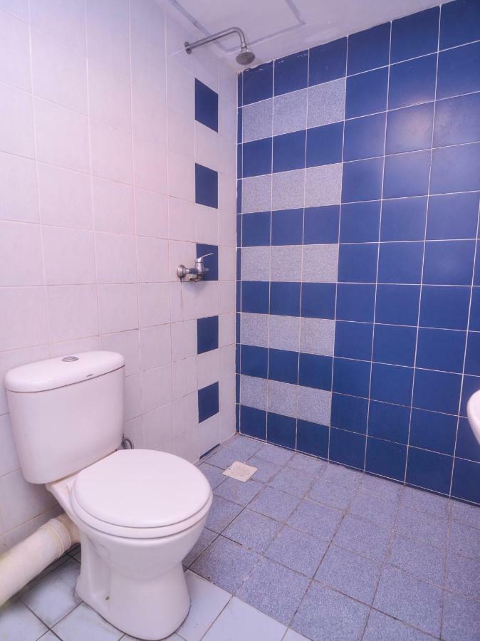 Oyo 44034 Furama Lodging House Kuching Bagian luar foto