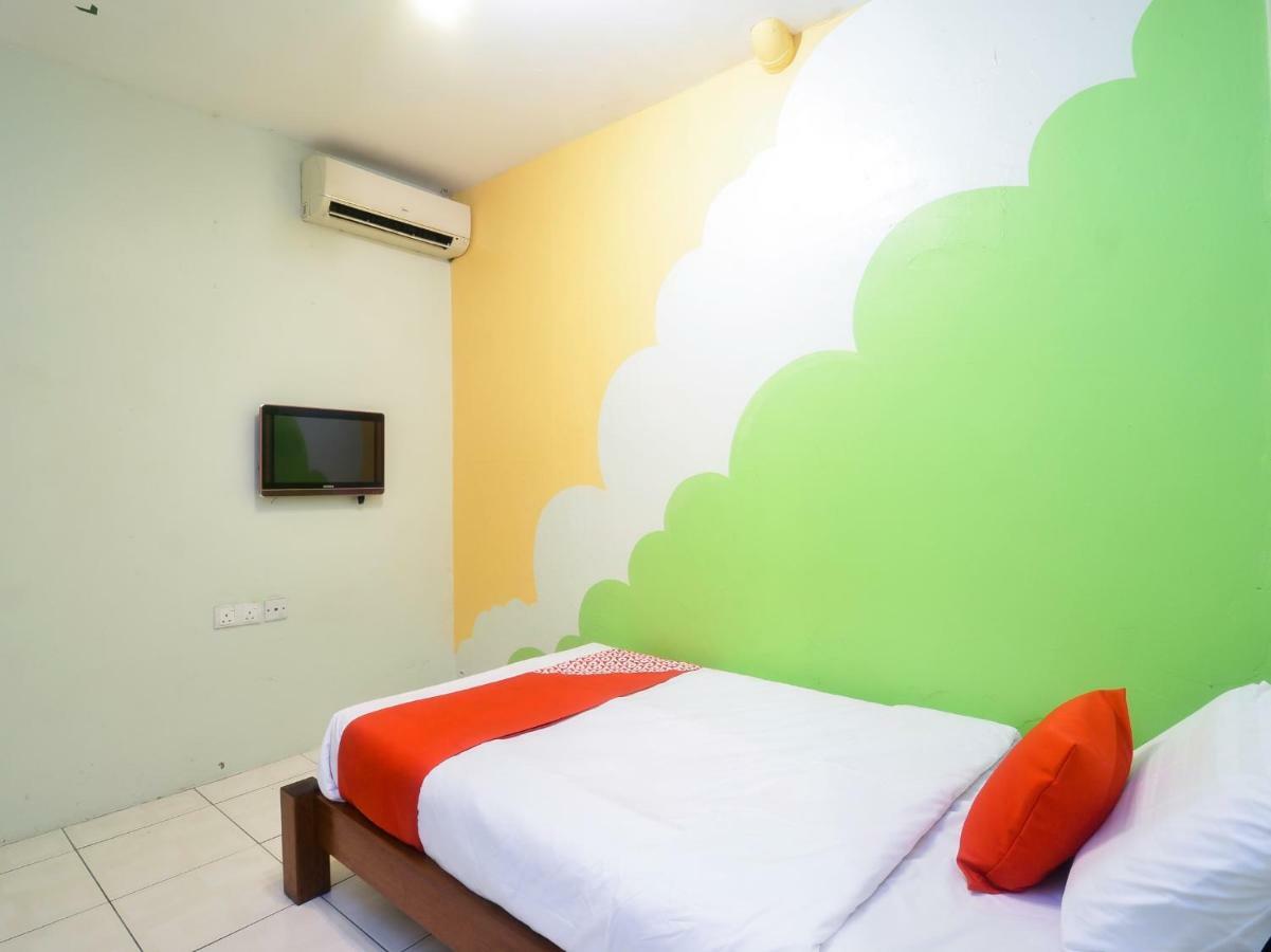 Oyo 44034 Furama Lodging House Kuching Bagian luar foto