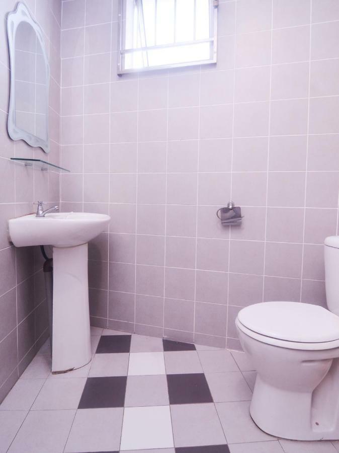 Oyo 44034 Furama Lodging House Kuching Bagian luar foto