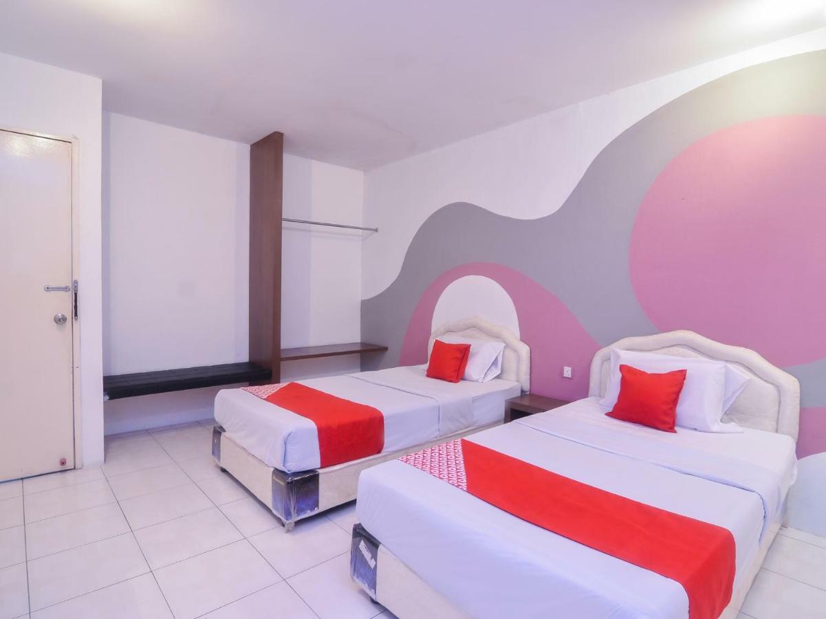 Oyo 44034 Furama Lodging House Kuching Bagian luar foto