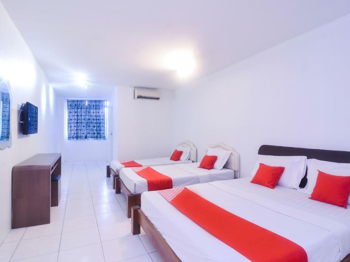 Oyo 44034 Furama Lodging House Kuching Bagian luar foto