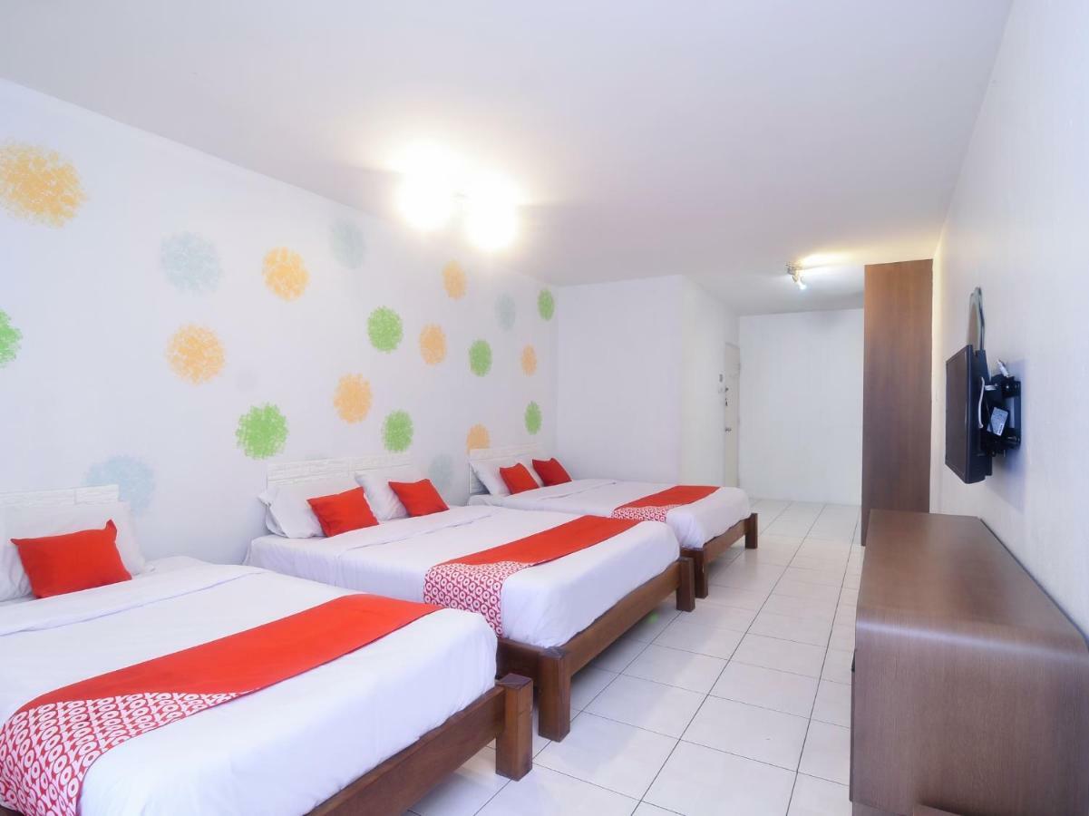 Oyo 44034 Furama Lodging House Kuching Bagian luar foto