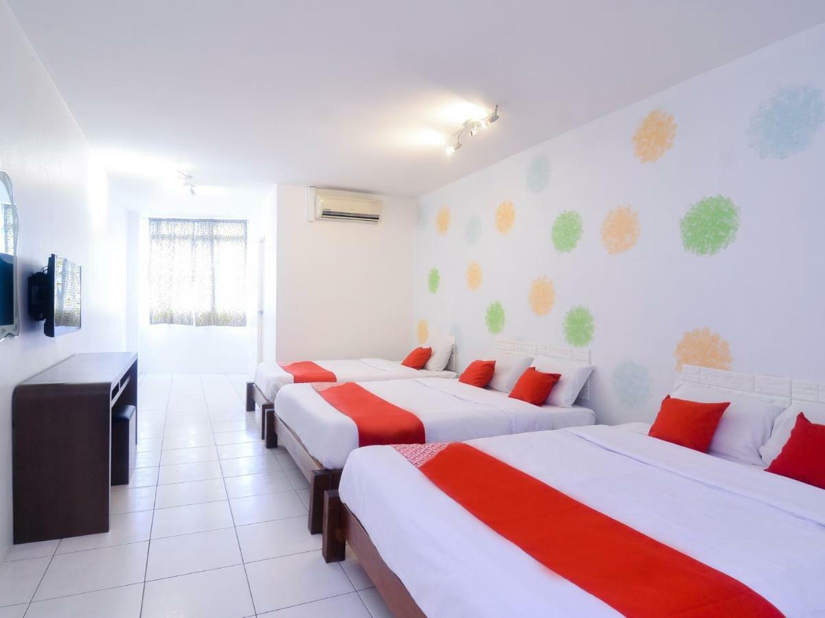 Oyo 44034 Furama Lodging House Kuching Bagian luar foto