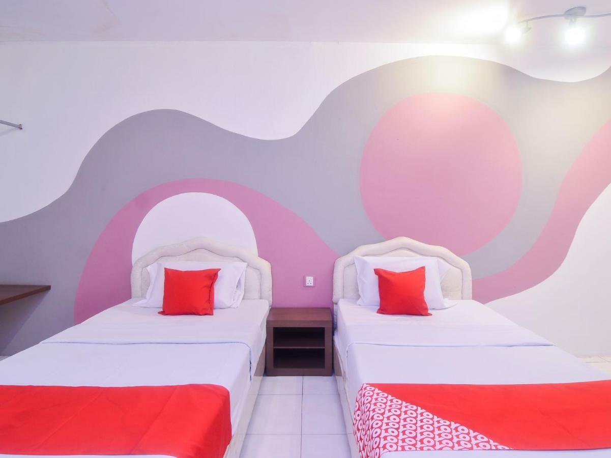 Oyo 44034 Furama Lodging House Kuching Bagian luar foto