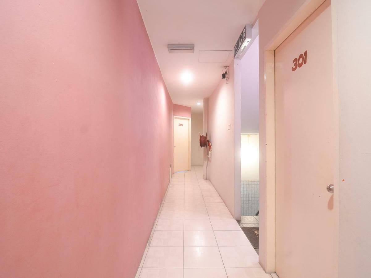 Oyo 44034 Furama Lodging House Kuching Bagian luar foto