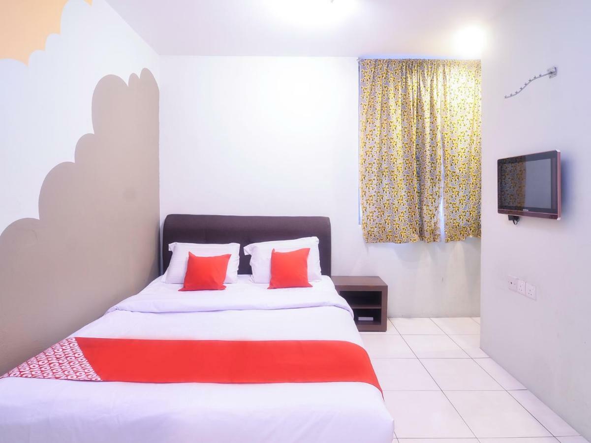Oyo 44034 Furama Lodging House Kuching Bagian luar foto