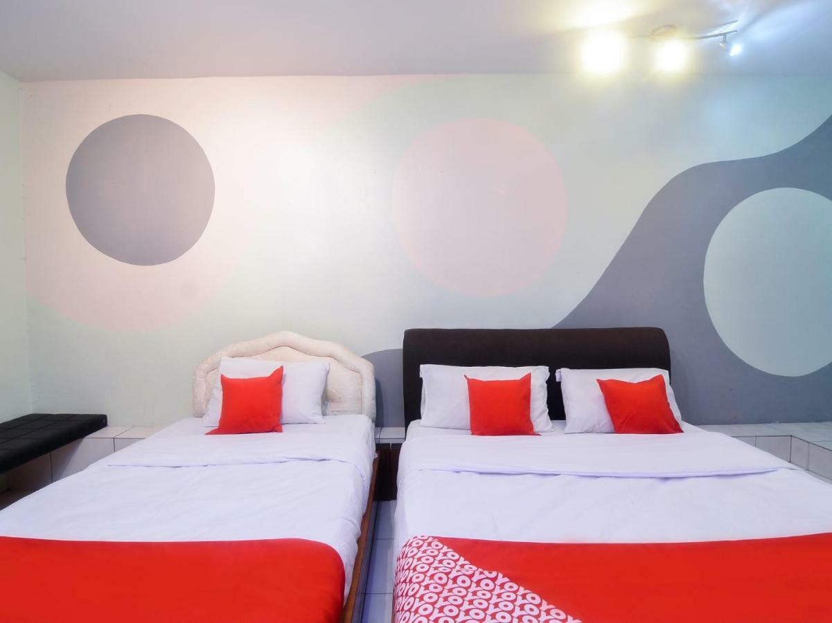 Oyo 44034 Furama Lodging House Kuching Bagian luar foto