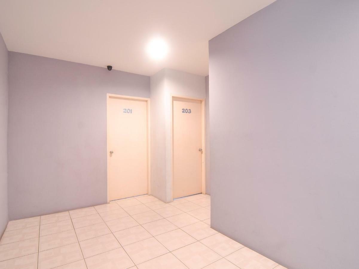 Oyo 44034 Furama Lodging House Kuching Bagian luar foto