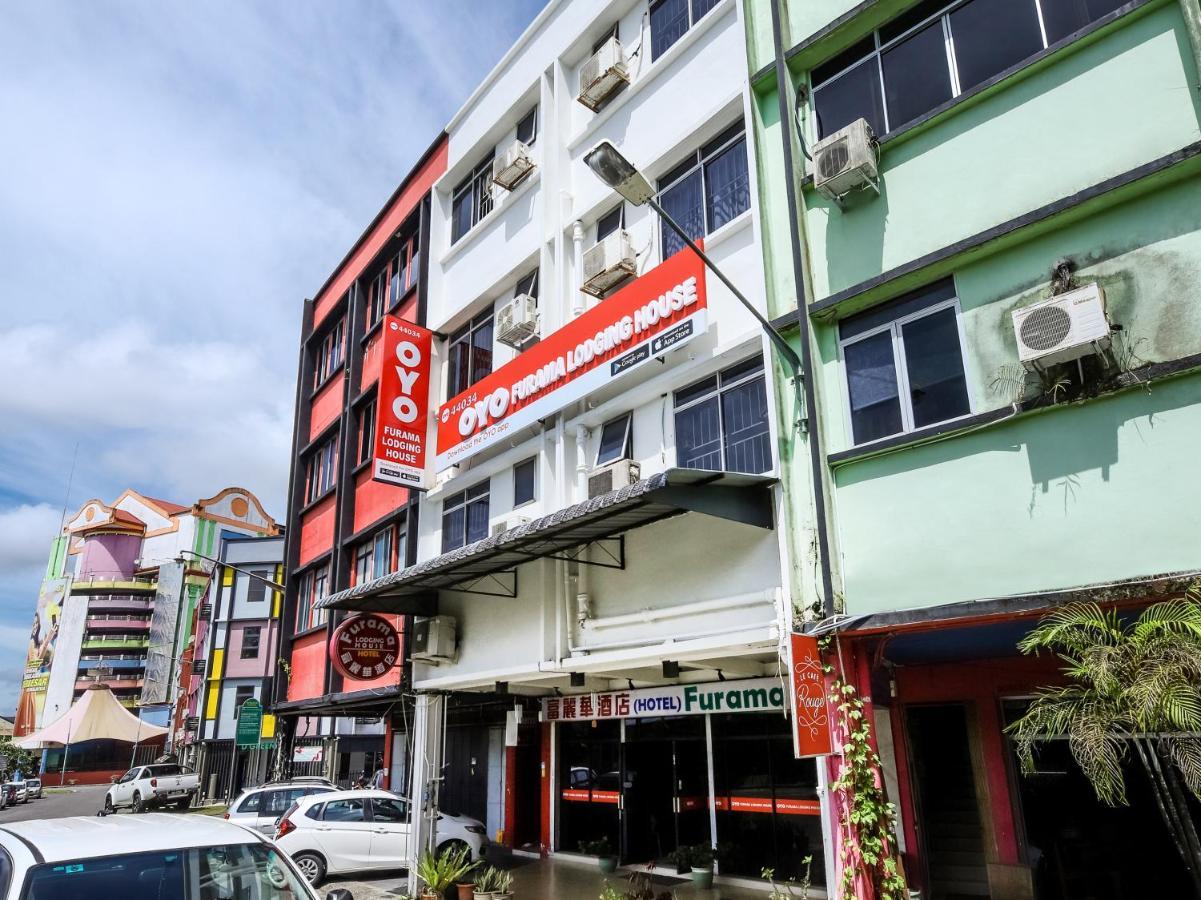 Oyo 44034 Furama Lodging House Kuching Bagian luar foto