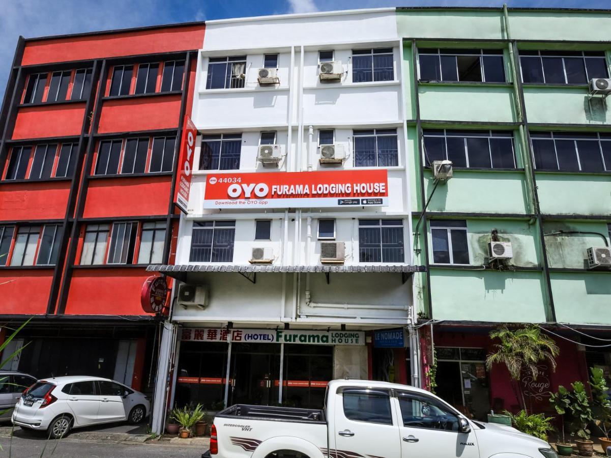 Oyo 44034 Furama Lodging House Kuching Bagian luar foto